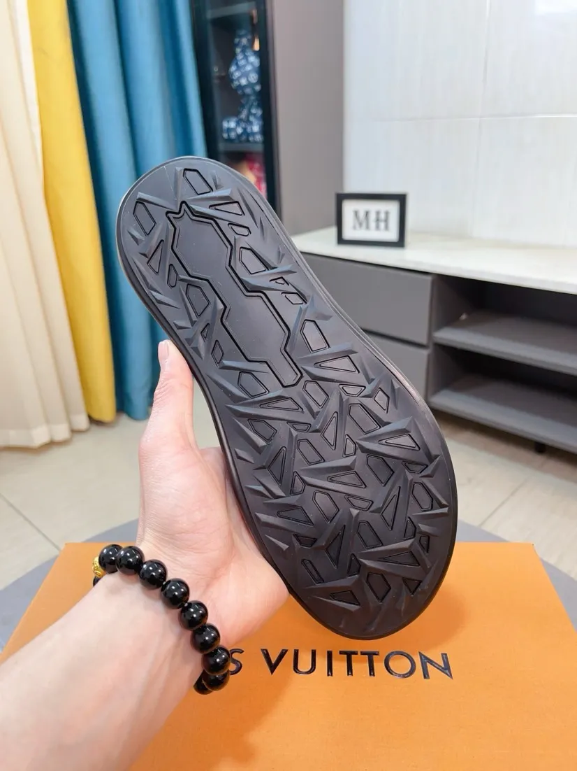 Men's shoes 💰260🌹🌹 (lv-Louis Vuitton) new men's sandals, high-end boutique, exquisite embossed logo decoration on the upper, fine workmanship, super soft soles, casual, loose and comfortable, a must-have in summer! \nsize：38-44